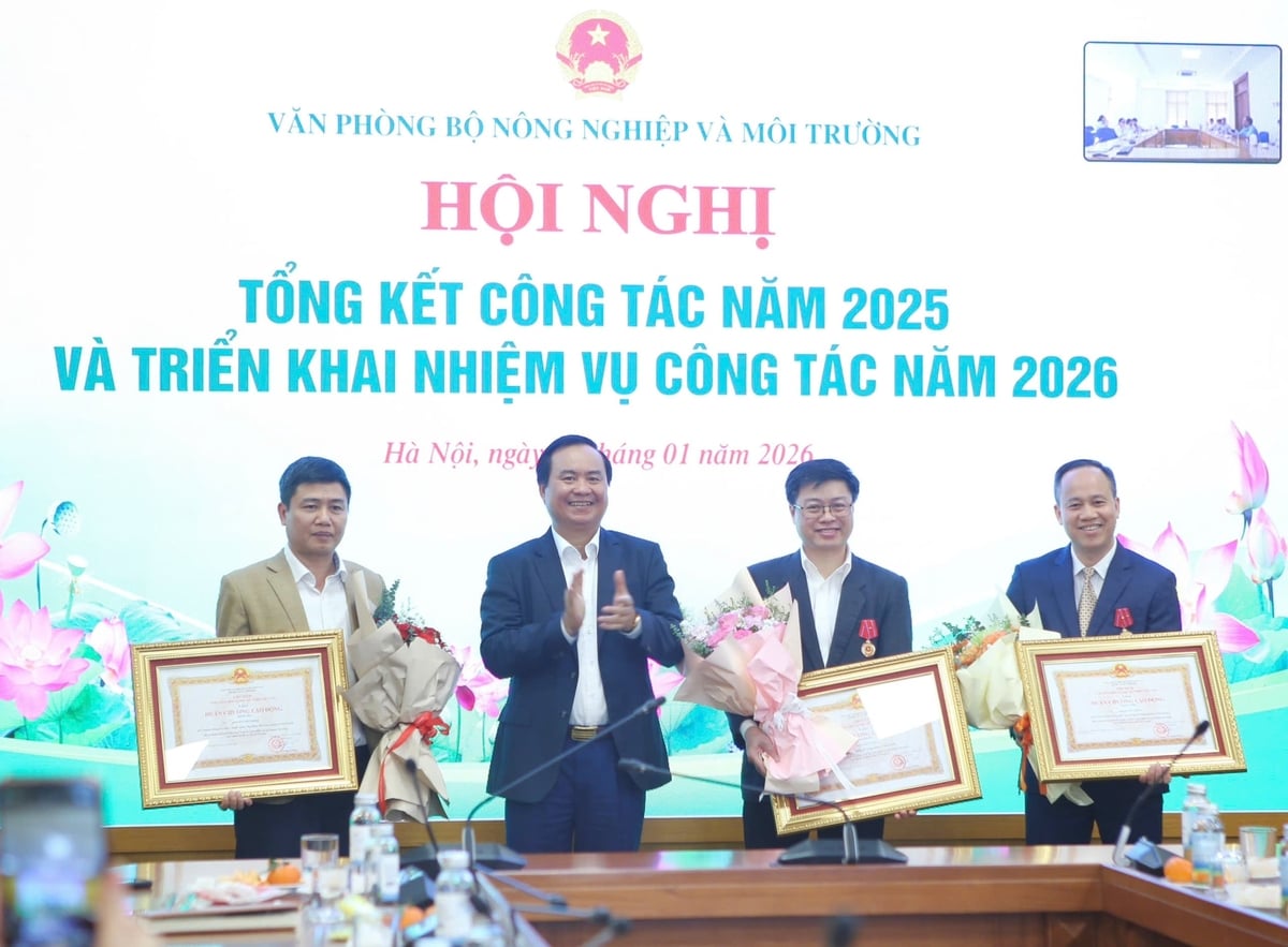 Thừa ủy quyền của Chủ tịch nước, Thứ trưởng V&otilde; Văn Hưng trao Hu&acirc;n chương Lao động của Chủ tịch nước cho c&aacute;c c&aacute; nh&acirc;n của Văn ph&ograve;ng Bộ. Ảnh: Nguyễn Thủy.