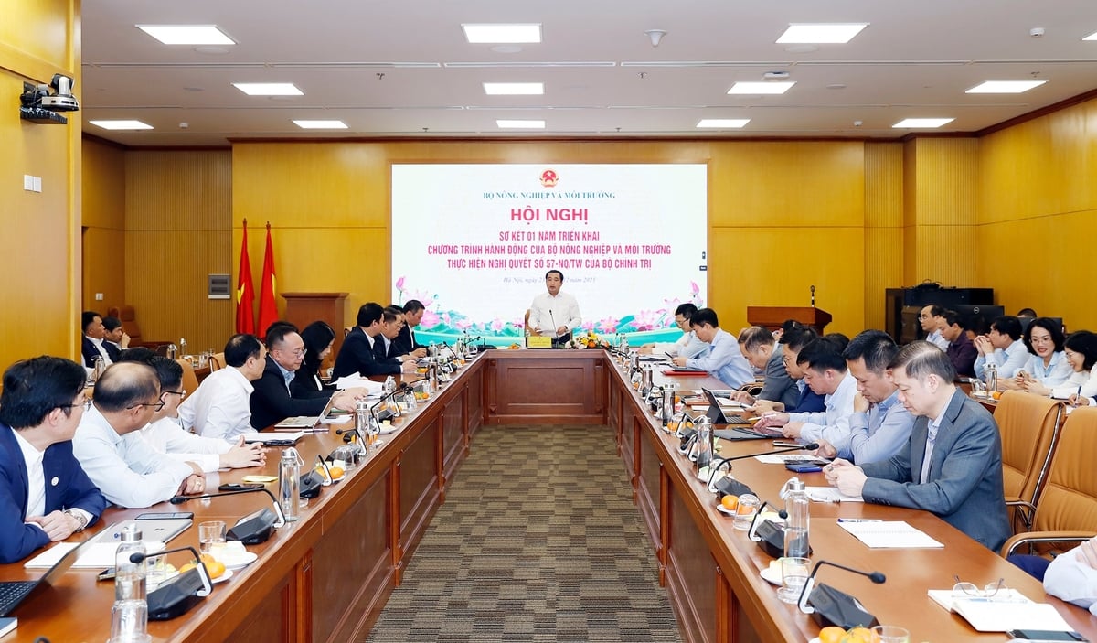 Bộ trưởng Trần Đức Thắng đ&aacute;nh gi&aacute; cao sau 90 ng&agrave;y, tổng số 61,72 triệu thửa đất đ&atilde; được r&agrave; so&aacute;t, cập nhật v&agrave; chỉnh l&yacute;; trong đ&oacute; hơn 24,37 triệu thửa đất đạt ti&ecirc;u ch&iacute; 'đ&uacute;ng - đủ - sạch - sống', đủ điều kiện vận h&agrave;nh theo thời gian thực, kết nối v&agrave; chia sẻ với c&aacute;c cơ sở dữ liệu quốc gia kh&aacute;c. Ảnh: Khương Trung.