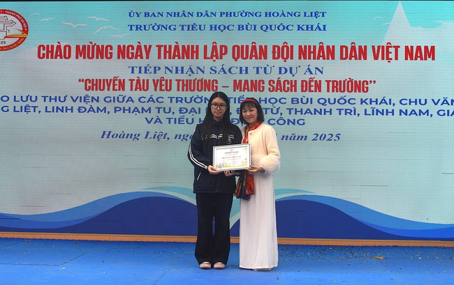 Gạch nối ba thế hệ trên “Chuyến tàu yêu thương - Mang sách đến trường" - Ảnh 7.