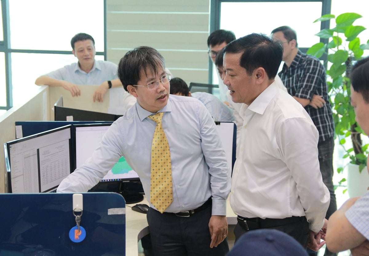 Thứ trưởng Lê Trọng Yên tham quan phòng tác nghiệp tại tầng 12 trụ sở Cục Khí tượng Thủy văn. Ảnh: Tiến Đức. Thứ trưởng Lê Trọng Yên tham quan phòng tác nghiệp tại tầng 12 trụ sở Cục Khí tượng Thủy văn. Ảnh: Tiến Đức.