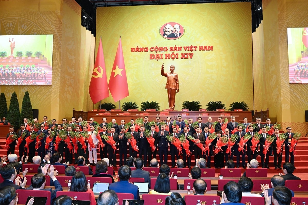 Đại hội tặng hoa, ghi nhận và cảm ơn những đóng góp của các đồng chí Ủy viên Ban Chấp hành Trung ương Đảng khóa XIII không tái cử Ban Chấp hành Trung ương Đảng khóa XIV. Ảnh: Nhandan. Đại hội tặng hoa, ghi nhận và cảm ơn những đóng góp của các đồng chí Ủy viên Ban Chấp hành Trung ương Đảng khóa XIII không tái cử Ban Chấp hành Trung ương Đảng khóa XIV. Ảnh: Nhandan.