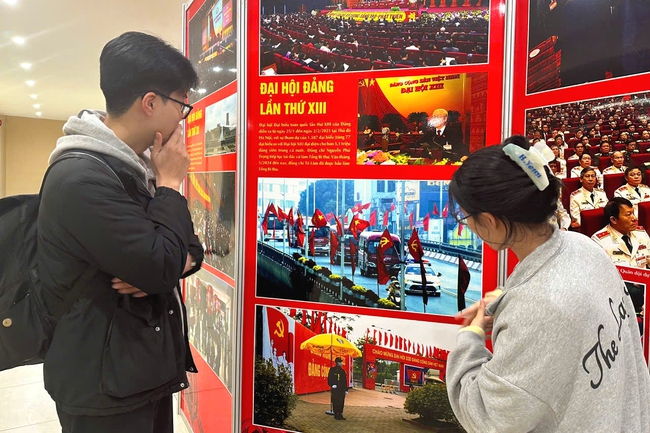 Kh&aacute;n giả trẻ h&agrave;o hứng với những thước phim kinh điển tại rạp Ngọc Kh&aacute;nh - Ảnh 1.