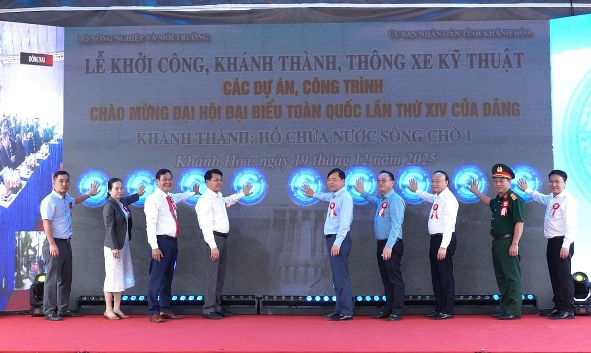 Các đại biểu làm nghi lễ nhấn nút khánh thành công trình hồ chứa nước Sông Chò 1. Ảnh: Phương Chi.