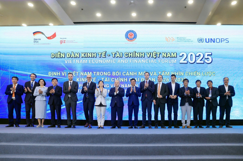 A group of people standing on a stage

AI-generated content may be incorrect.