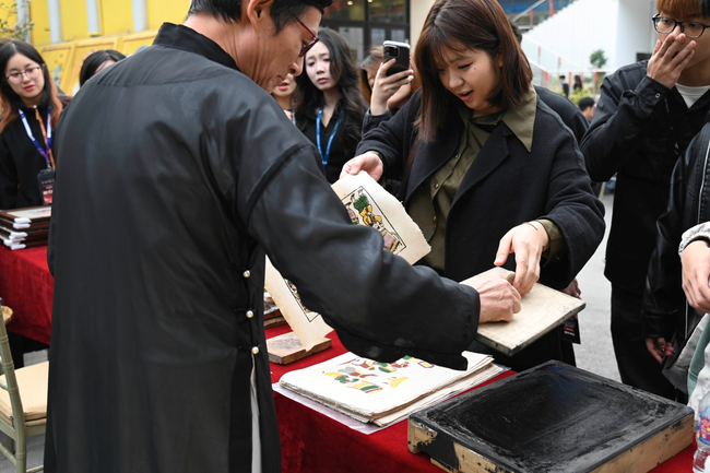 "Đ&aacute;nh thức" di sản tranh d&acirc;n gian Đ&ocirc;ng Hồ bằng ng&ocirc;n ngữ s&acirc;n khấu - Ảnh 2.