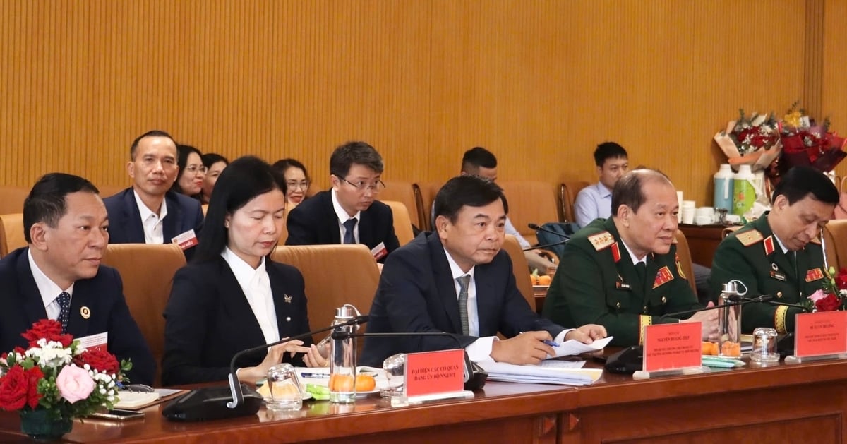 Đại hội vinh dự được đón Thượng tướng Bế Xuân Trường, Phó Chủ tịch Ủy ban Trung ương MTTQ Việt Nam, Chủ tịch Hội Cựu chiến binh Việt Nam; đồng chí Nguyễn Hoàng Hiệp, Phó bí thư Thường trực Đảng ủy, Thứ trưởng Bộ NN-MT dự và phát biểu chỉ đạo. Ảnh: Nguyễn Thủy. Đại hội vinh dự được đón Thượng tướng Bế Xuân Trường, Phó Chủ tịch Ủy ban Trung ương MTTQ Việt Nam, Chủ tịch Hội Cựu chiến binh Việt Nam; đồng chí Nguyễn Hoàng Hiệp, Phó bí thư Thường trực Đảng ủy, Thứ trưởng Bộ NN-MT dự và phát biểu chỉ đạo. Ảnh: Nguyễn Thủy.