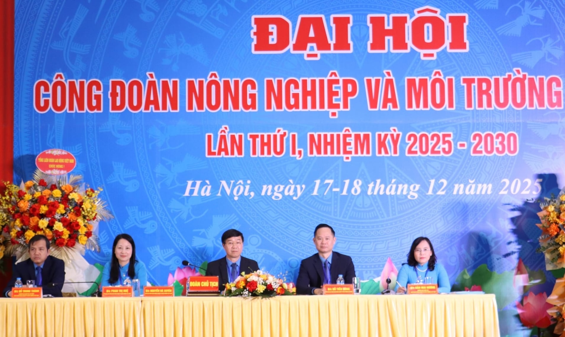 Đoàn Chủ tịch điều hành Đại hội Công đoàn NN-MT Việt Nam lần thứ I. Ảnh: Nguyễn Thủy. Đoàn Chủ tịch điều hành Đại hội Công đoàn NN-MT Việt Nam lần thứ I. Ảnh: Nguyễn Thủy.