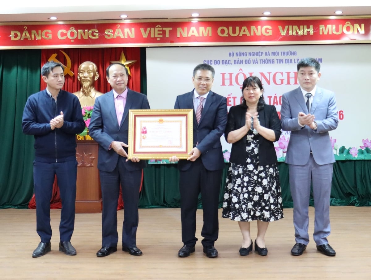 Thừa ủy quyền của Chủ tịch nước, Thứ trưởng Nguyễn Thị Phương Hoa trao tặng Hu&acirc;n chương Lao động hạng Ba cho Cục Đo đạc, Bản đồ v&agrave; Th&ocirc;ng tin địa l&yacute; Việt Nam. Ảnh: Nguyễn Thủy.