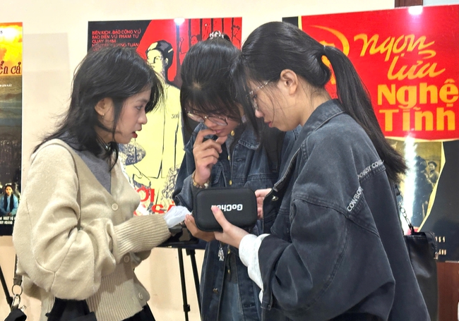 Kh&aacute;n giả trẻ h&agrave;o hứng với những thước phim kinh điển tại rạp Ngọc Kh&aacute;nh - Ảnh 2.