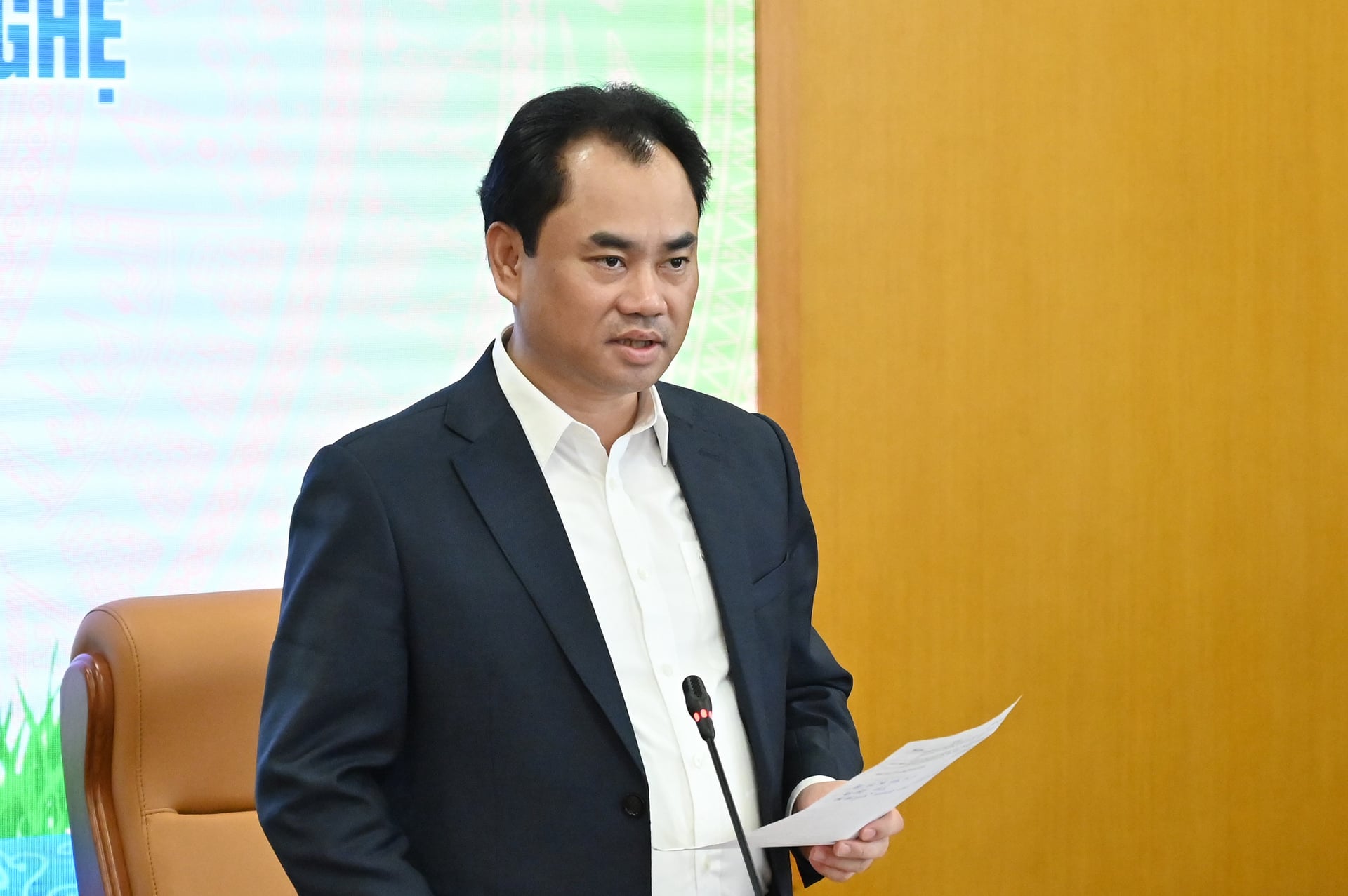 Thứ trưởng Thường trực Trịnh Việt Hùng khẳng định, sản phẩm cuối cùng phải là sản phẩm mang tính ứng dụng cao, có hiệu quả kinh tế và đảm bảo an ninh dân sự. Ảnh: Kiều Chi.