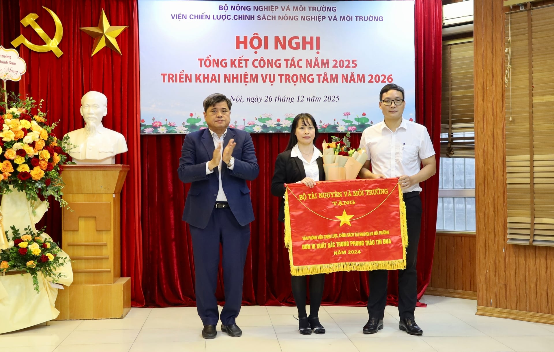 Thứ trưởng Trần Thanh Nam trao cờ thi đua v&agrave; khen thưởng cho tập thể, c&aacute; nh&acirc;n xuất sắc. Ảnh: Phương Linh.