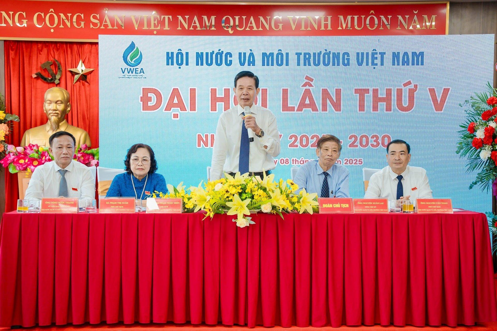 Ông Chu Phạm Ngọc Hiển, Chủ tịch Hội Nước và Môi trường Việt Nam cho biết, Hội Nước và Môi trường Việt Nam xác định rõ phương hướng chiến lược nhiệm kỳ mới là đổi mới toàn diện hoạt động của Hội theo hướng hiện đại, lấy khoa học công nghệ làm động lực, lấy chuyển đổi xanh và chuyển đổi số làm đột phá. Ảnh: Phong Anh.
