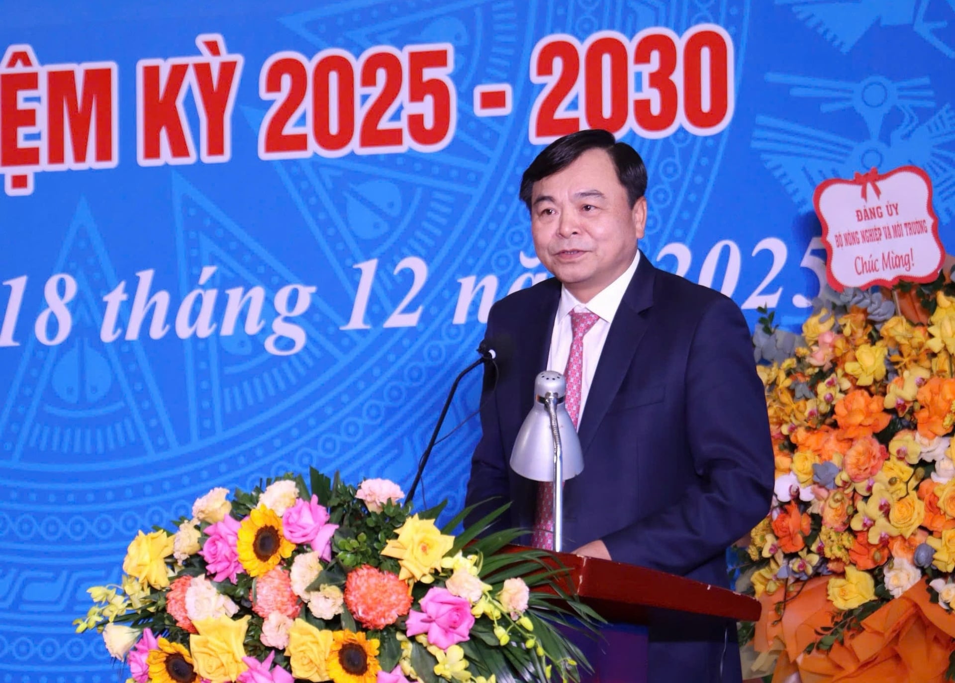 Thứ trưởng Nguyễn Hoàng Hiệp nhấn mạnh, Công đoàn ngành NN-MT phải hoạt động hiệu quả thực chất, lấy kết quả đầu ra làm thước đo hoạt động; phải để người lao động thấy rõ lợi ích khi tham gia tổ chức công đoàn. Ảnh: Nguyễn Thủy. Thứ trưởng Nguyễn Hoàng Hiệp nhấn mạnh, Công đoàn ngành NN-MT phải hoạt động hiệu quả thực chất, lấy kết quả đầu ra làm thước đo hoạt động; phải để người lao động thấy rõ lợi ích khi tham gia tổ chức công đoàn. Ảnh: Nguyễn Thủy.