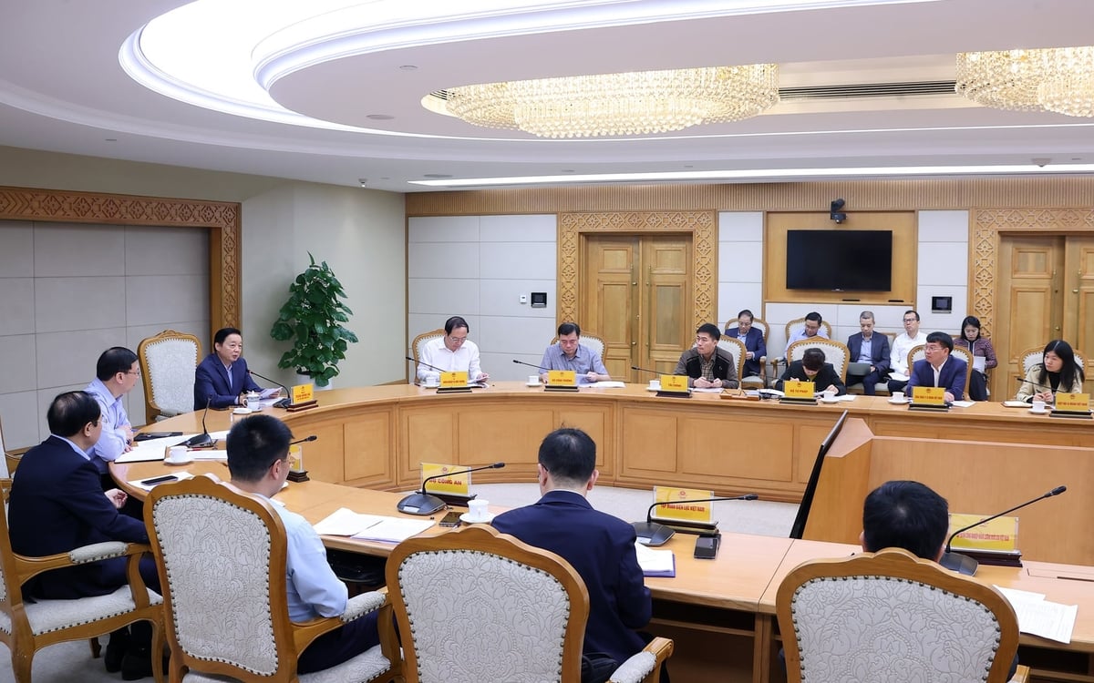 Ph&oacute; Thủ tướng Trần Hồng H&agrave; nhấn mạnh tầm quan trọng của việc th&iacute; điểm ph&acirc;n bổ hạn ngạch ph&aacute;t thải kh&iacute; nh&agrave; k&iacute;nh. Ảnh: VGP/Minh Kh&ocirc;i