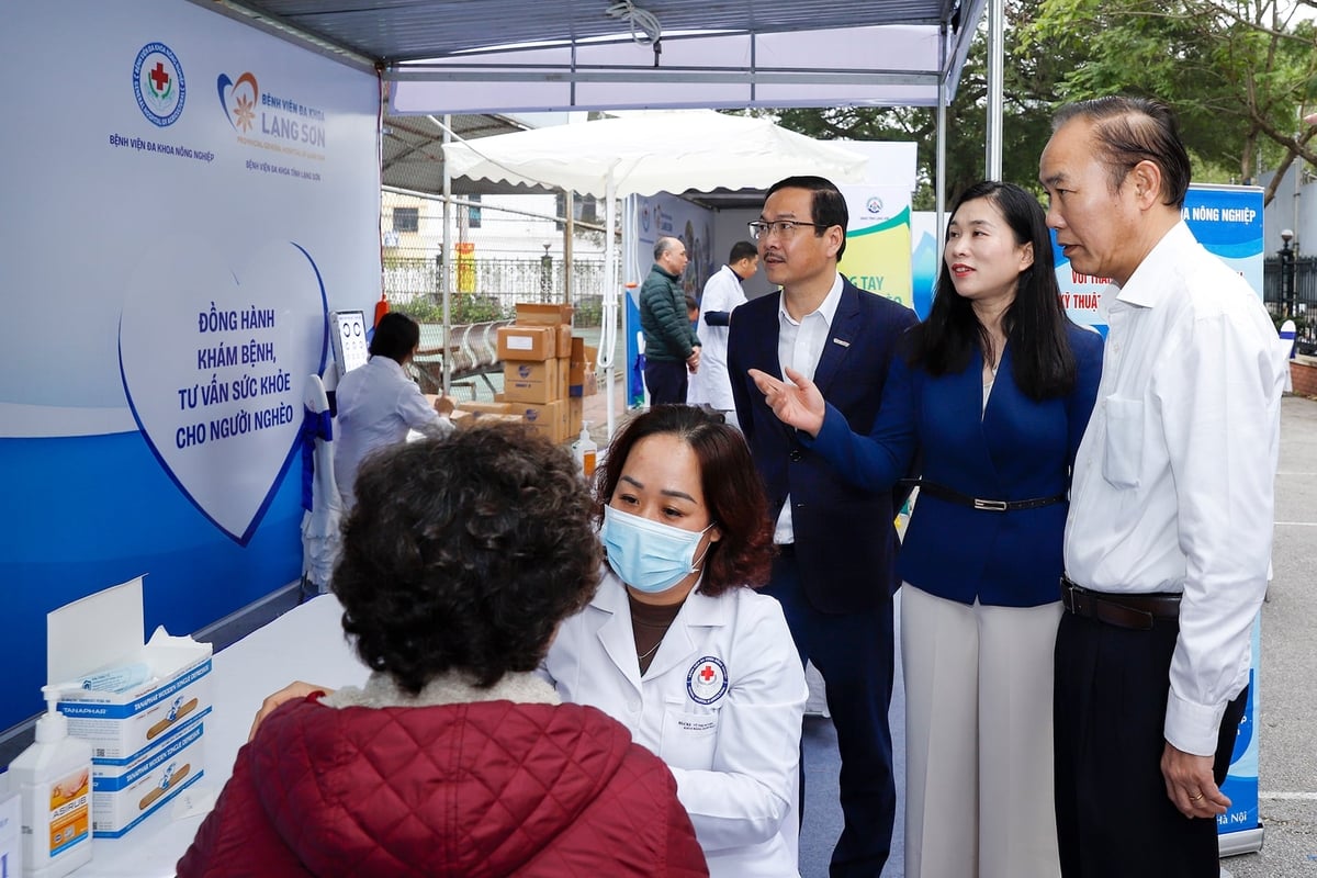 Thứ trưởng Ph&ugrave;ng Đức Tiến c&ugrave;ng Ph&oacute; Chủ tịch UBND tỉnh Lạng Sơn Trần Thanh Nh&agrave;n thăm hỏi c&aacute;c bệnh nh&acirc;n đến kh&aacute;m bệnh s&aacute;ng ng&agrave;y 20/12. Ảnh: Khương Trung.