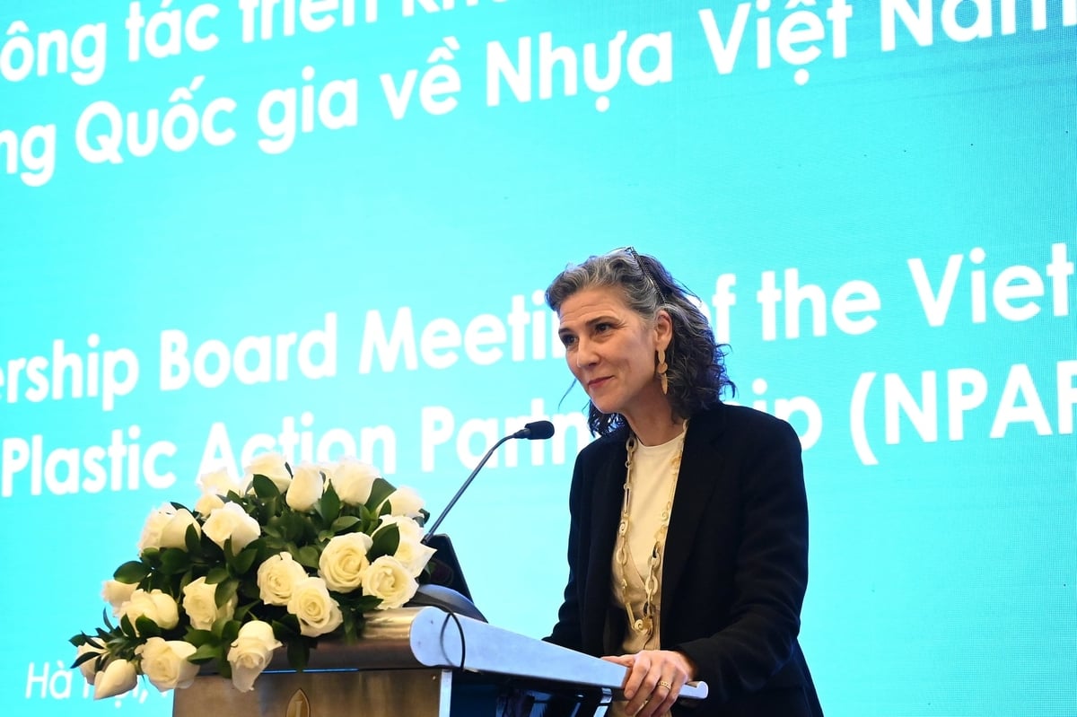 Trưởng Đại diện UNDP Việt Nam Ramla Khalidi nhấn mạnh hai ưu tiên hướng tới năm 2026 và tham vọng của Việt Nam là giảm đáng kể ô nhiễm nhựa vào năm 2030. Ảnh: Kiều Chi. Trưởng Đại diện UNDP Việt Nam Ramla Khalidi nhấn mạnh hai ưu tiên hướng tới năm 2026 và tham vọng của Việt Nam là giảm đáng kể ô nhiễm nhựa vào năm 2030. Ảnh: Kiều Chi.