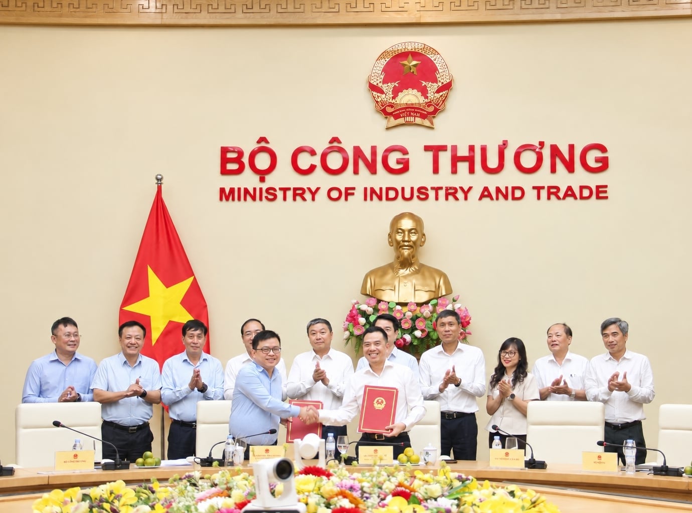 Thứ trưởng Bộ Công Thương Trương Thanh Hoài và Thứ trưởng Bộ Nông nghiệp và Môi trường Đặng Ngọc Điệp thực hiện nghi thức ký biên bản bàn giao. Ảnh: Mai Đan.