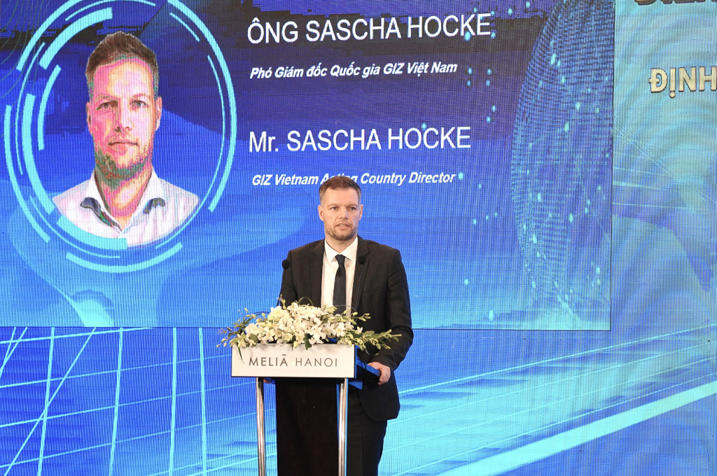 A person standing at a podium

AI-generated content may be incorrect.