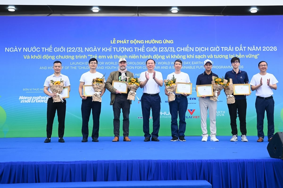 Thứ trưởng Bộ Nông nghiệp và Môi trường Lê Công Thành tặng hoa tri ân các đối tác tham gia sự kiện. Ảnh: Tùng Đinh. Thứ trưởng Bộ Nông nghiệp và Môi trường Lê Công Thành tặng hoa tri ân các đối tác tham gia sự kiện. Ảnh: Tùng Đinh.