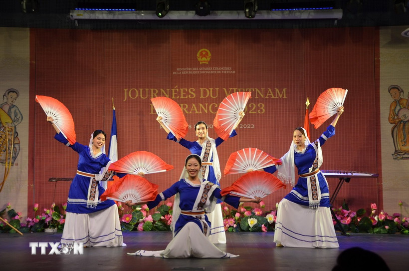 Đưa văn h&oacute;a trở th&agrave;nh một trong những trụ cột ph&aacute;t triển bền vững của đất nước - Ảnh 1.