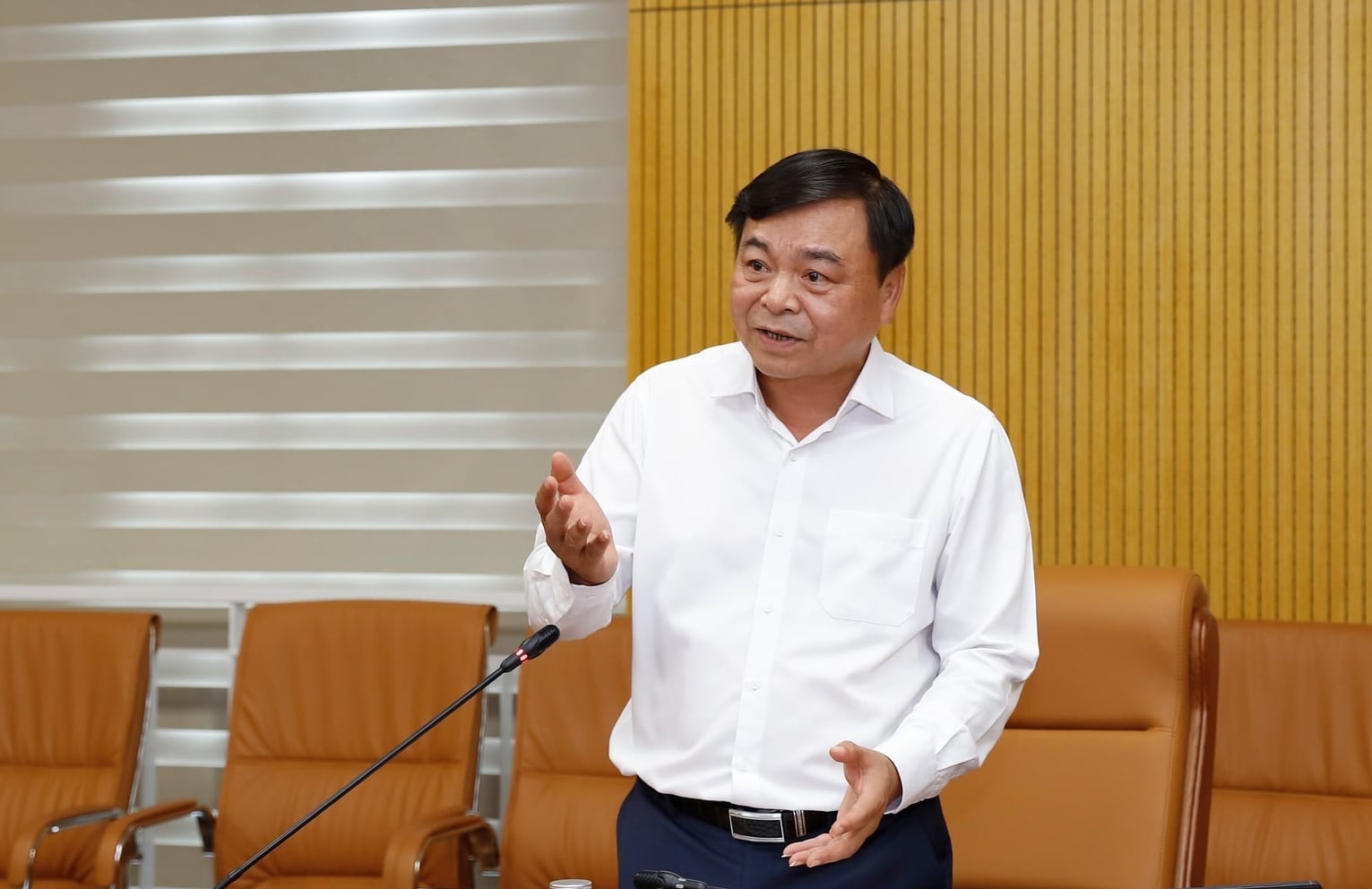 Thứ trưởng Nguyễn Hoàng Hiệp nhấn mạnh, việc triển khai Nghị định 335 là nhiệm vụ mới, khó nhưng rất quan trọng, đòi hỏi Thủ trưởng các đơn vị phải thống nhất nhận thức và quyết tâm thực hiện. Ảnh: Khương Trung.