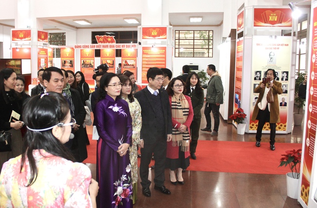 Ảnh: Triển l&atilde;m 800 tư liệu &ldquo;Đảng Cộng sản Việt Nam qua c&aacute;c kỳ Đại hội&rdquo; ch&agrave;o mừng th&agrave;nh c&ocirc;ng Đại hội lần thứ XIV của Đảng - Ảnh 2.