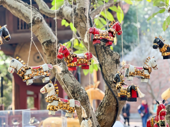 &ldquo;Ngựa về phố&rdquo;: sắc xu&acirc;n B&iacute;nh Ngọ trong kh&ocirc;ng gian Văn Miếu &ndash; Quốc Tử Gi&aacute;m - Ảnh 10.