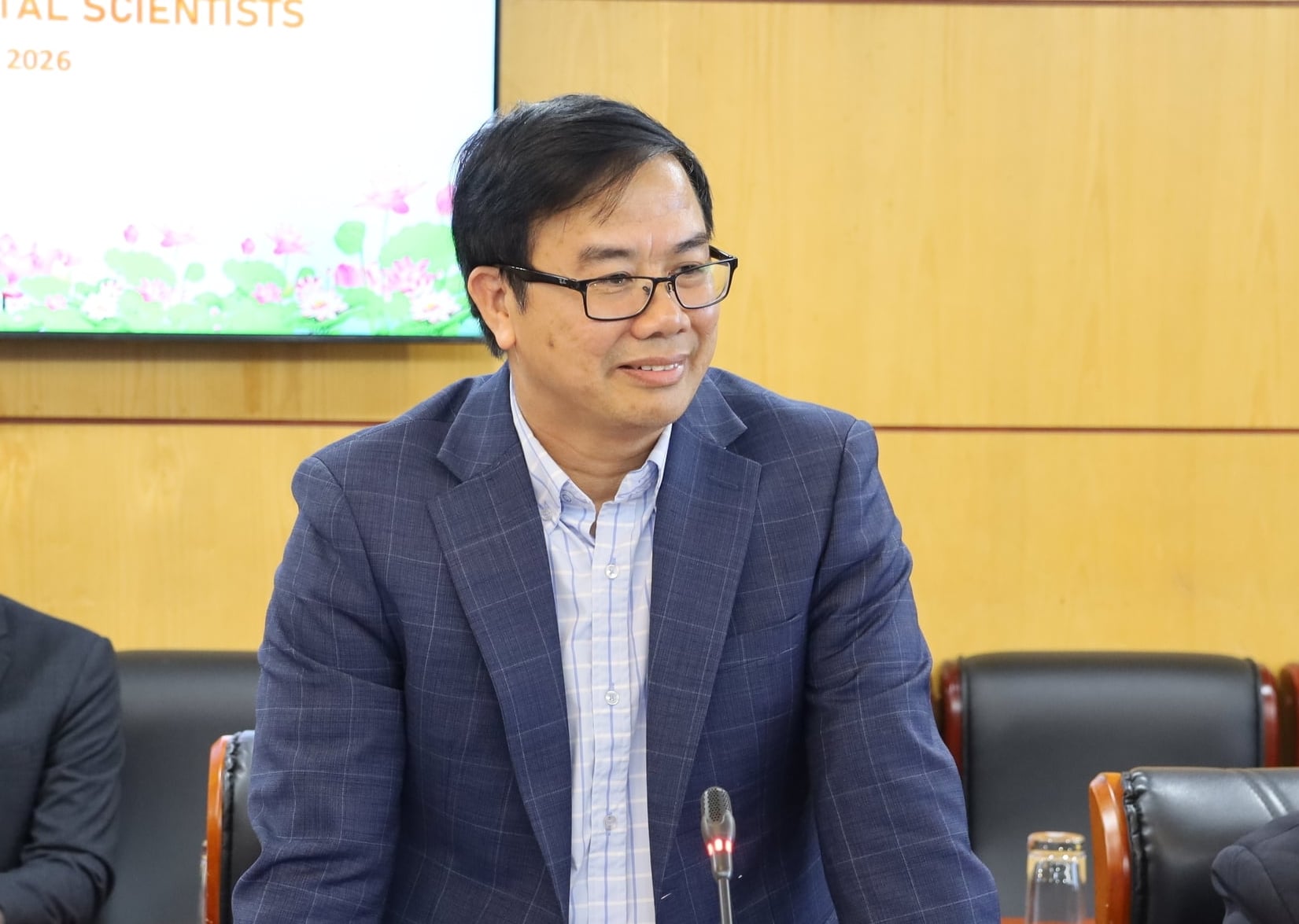 PGS. TS. Hoàng Thẩm, Đại học Auburn, chia sẻ tại buổi làm việc. Ảnh: Phương Linh.