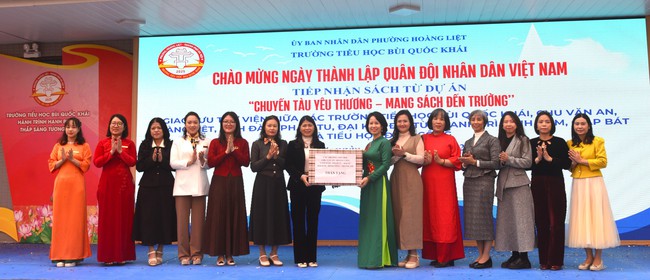 Gạch nối ba thế hệ trên “Chuyến tàu yêu thương - Mang sách đến trường" - Ảnh 6.