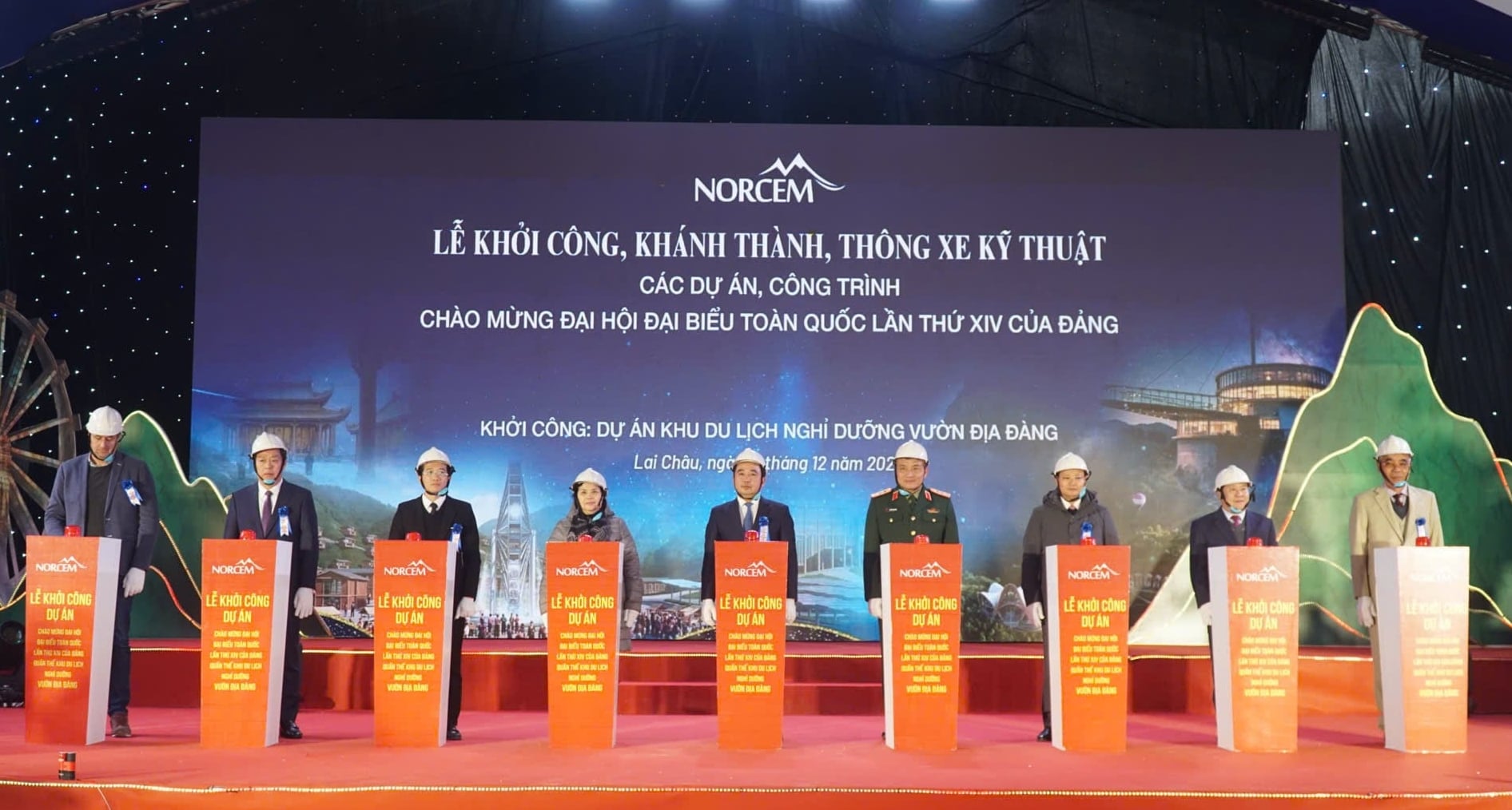 Các đại biểu thực hiện nghi thức bấm nút khởi công Dự án Khu du lịch nghỉ dưỡng Vườn địa đàng. Ảnh: Đức Bình.