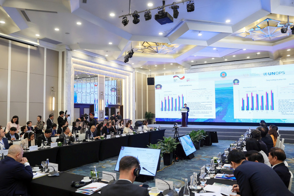 A group of people in a conference room

AI-generated content may be incorrect.