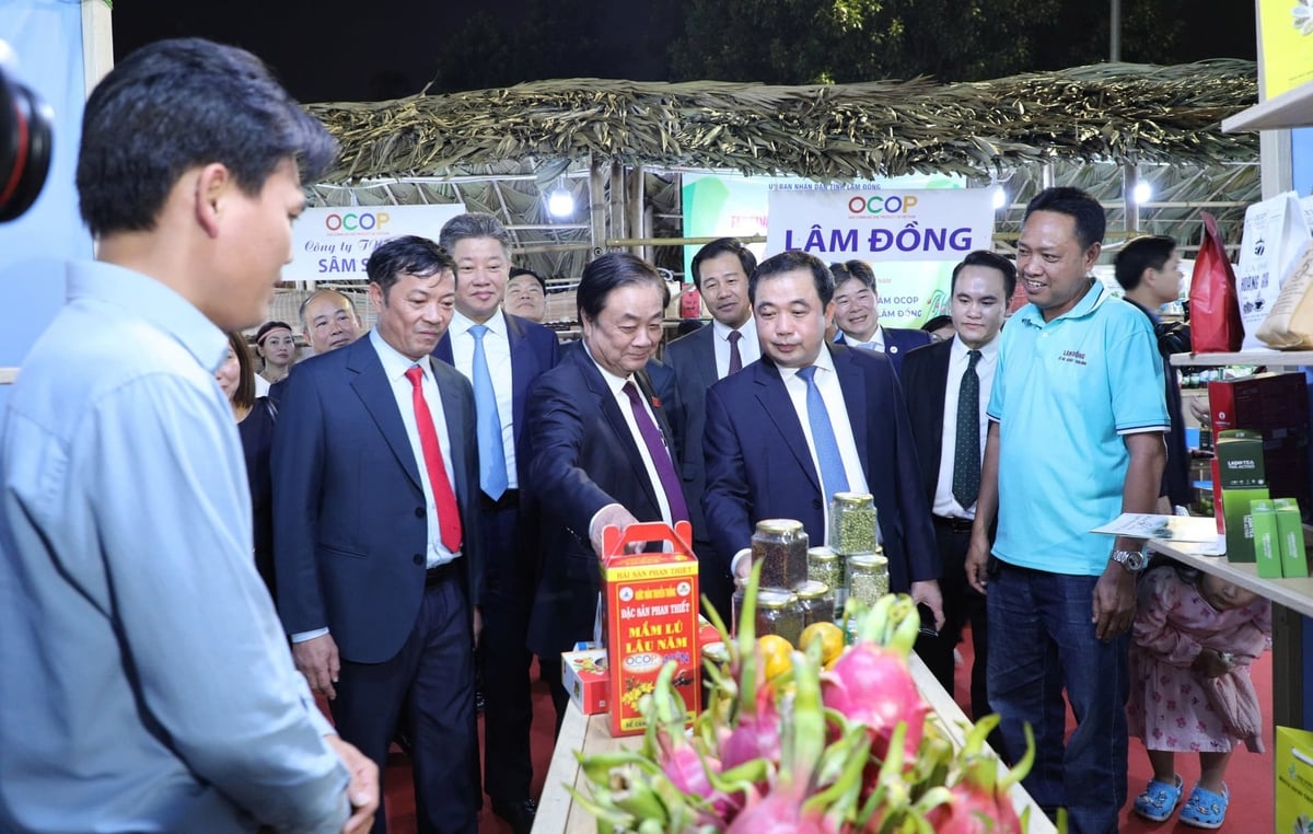 Ph&oacute; Chủ tịch Quốc hội L&ecirc; Minh Hoan, Bộ trưởng Bộ N&ocirc;ng nghiệp v&agrave; M&ocirc;i trường Trần Đức Thắng, Ph&oacute; Chủ tịch UBND th&agrave;nh phố H&agrave; Nội Nguyễn Mạnh Quyền v&agrave; c&aacute;c đại biểu tham quan gian h&agrave;ng tại Festival OCOP Việt Nam 2025. Ảnh: Nguyễn Thủy.
