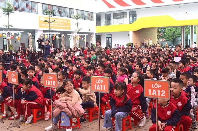 Gạch nối ba thế hệ trên “Chuyến tàu yêu thương - Mang sách đến trường" - Ảnh 3.