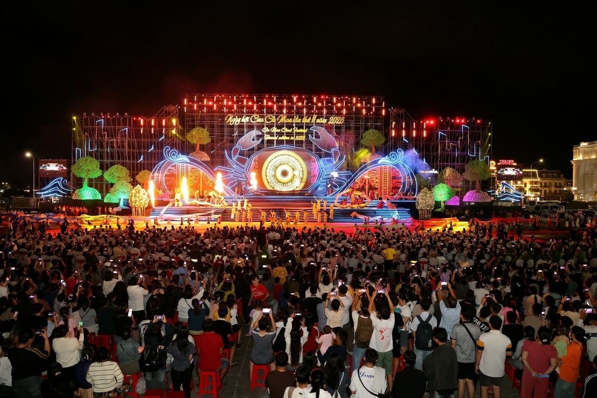 Tối 16/11, tại Quảng trường Phan Ngọc Hiển diễn ra Lễ khai mạc Ngày hội Cua Cà Mau - Lần thứ II năm 2025 trong không khí sôi động, thu hút đông đảo người dân và du khách. Ảnh: Phạm Trung. Tối 16/11, tại Quảng trường Phan Ngọc Hiển diễn ra Lễ khai mạc Ngày hội Cua Cà Mau - Lần thứ II năm 2025 trong không khí sôi động, thu hút đông đảo người dân và du khách. Ảnh: Phạm Trung.