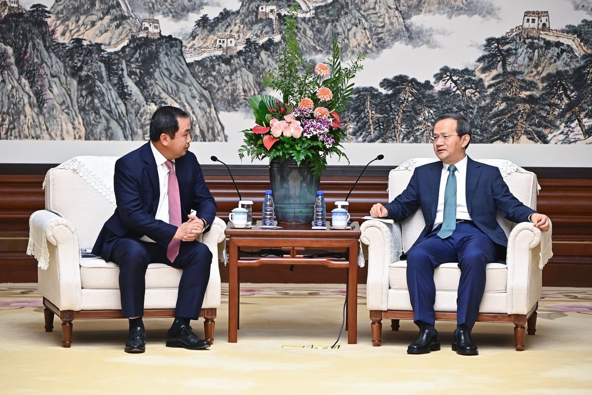 Bộ trưởng Trần Đức Thắng trao đổi với Thị trưởng thành phố Bắc Kinh Ân Dũng về kinh nghiệm xử lý ô nhiễm không khí chiều 27/11. Ảnh: Tùng Đinh. Bộ trưởng Trần Đức Thắng trao đổi với Thị trưởng thành phố Bắc Kinh Ân Dũng về kinh nghiệm xử lý ô nhiễm không khí chiều 27/11. Ảnh: Tùng Đinh.