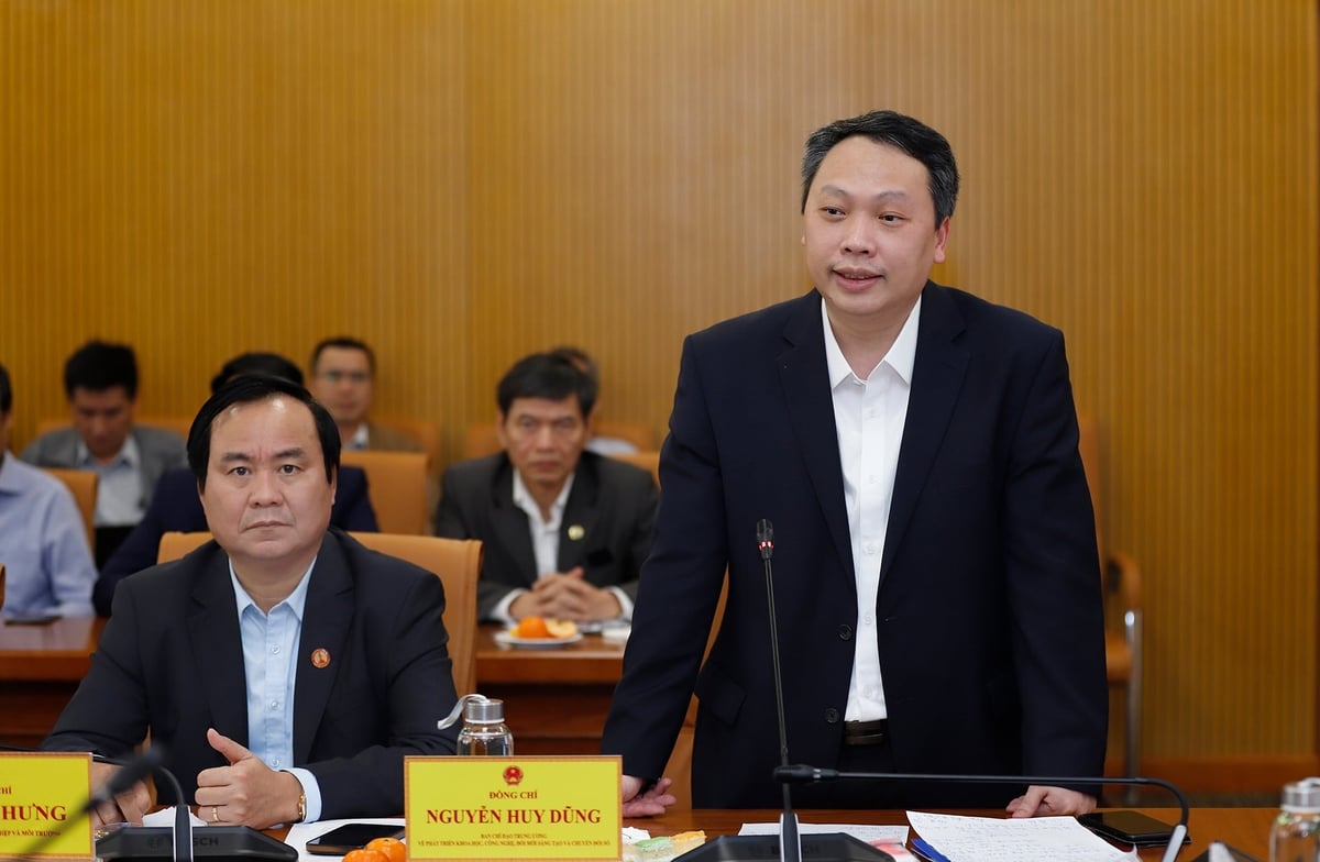 &Ocirc;ng Nguyễn Huy Dũng, Ủy vi&ecirc;n Ban Chỉ đạo Trung ương về khoa học, c&ocirc;ng nghệ, đ&aacute;nh gi&aacute; cao nỗ lực của to&agrave;n ng&agrave;nh trong việc ho&agrave;n th&agrave;nh 188 nhiệm vụ năm 2025, cơ bản đ&uacute;ng hạn v&agrave; nhiều nhiệm vụ vượt tiến độ, nhất l&agrave; trong bối cảnh khối lượng c&ocirc;ng việc lớn, dồn v&agrave;o ba th&aacute;ng cuối năm. Ảnh: Khương Trung.