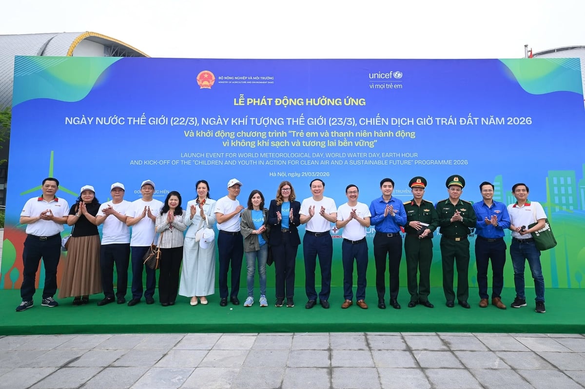 Các đại biểu và Ban tổ chức tại lễ phát động. Ảnh: Tùng Đinh.