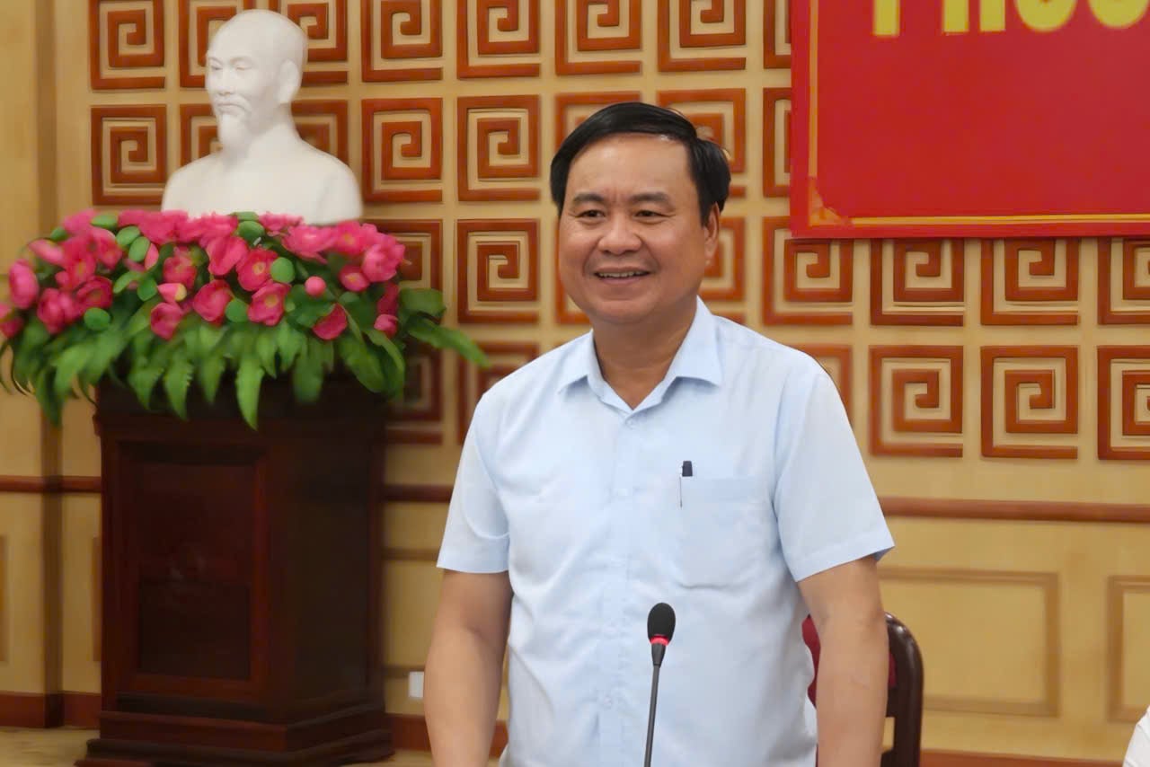Thứ trưởng Bộ Nông nghiệp và Môi trường Võ Văn Hưng phát biểu kết luận buổi làm việc. Ảnh: Nguyễn Nga. Thứ trưởng Bộ Nông nghiệp và Môi trường Võ Văn Hưng phát biểu kết luận buổi làm việc. Ảnh: Nguyễn Nga.