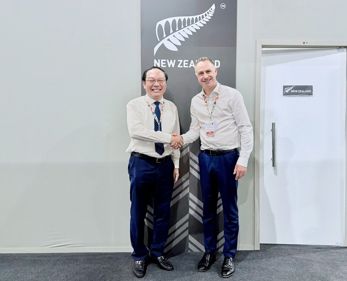 Thứ trưởng Bộ Nông nghiệp và Môi trường Lê Công Thành và ông Hon Simon Watts, Bộ trưởng Bộ Biến đổi khí hậu New Zealand có cuộc gặp song phương trong thời gian tham dự Hội nghị COP30. Ảnh: Chu Hương. 