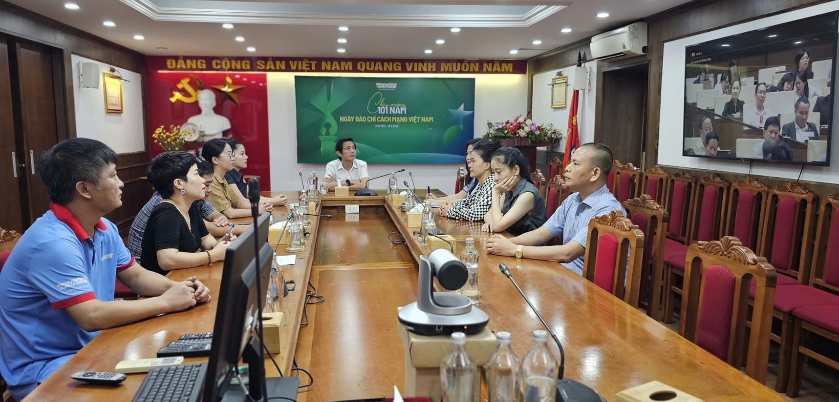 Đảng ủy Báo Nông nghiệp và Môi trường tại điểm cầu trụ sở Ngô Quyền. Ảnh: Tiến Dũng. Đảng ủy Báo Nông nghiệp và Môi trường tại điểm cầu trụ sở Ngô Quyền. Ảnh: Tiến Dũng.