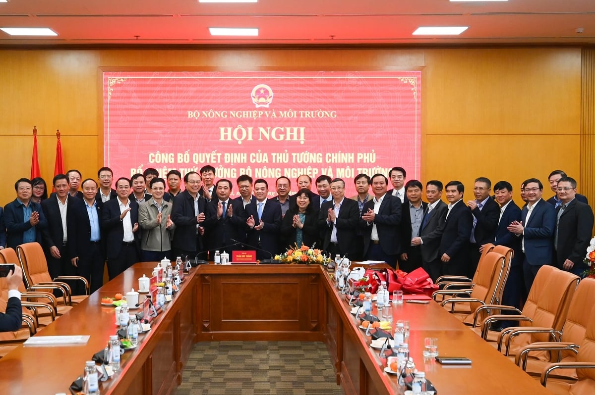 L&atilde;nh đạo chủ chốt Bộ N&ocirc;ng nghiệp v&agrave; M&ocirc;i trường ch&uacute;c mừng Thứ trưởng Đặng Ngọc Điệp. Ảnh: T&ugrave;ng Đinh.