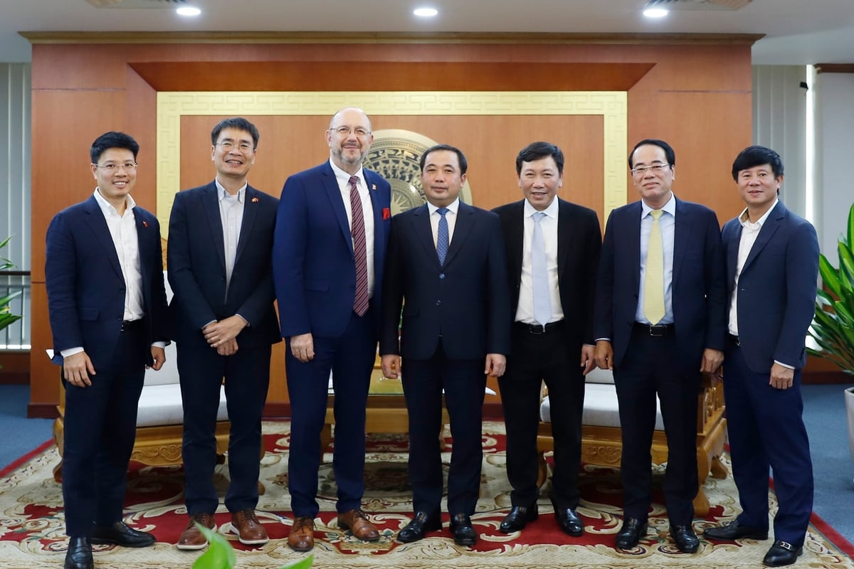 Bộ trưởng Trần Đức Thắng và Ngài Thomas Gass, Đại sứ Đặc mệnh toàn quyền Liên bang Thụy Sĩ tại Việt Nam chụp ảnh lưu niệm. Ảnh: Khương Trung. Bộ trưởng Trần Đức Thắng và Ngài Thomas Gass, Đại sứ Đặc mệnh toàn quyền Liên bang Thụy Sĩ tại Việt Nam chụp ảnh lưu niệm. Ảnh: Khương Trung.