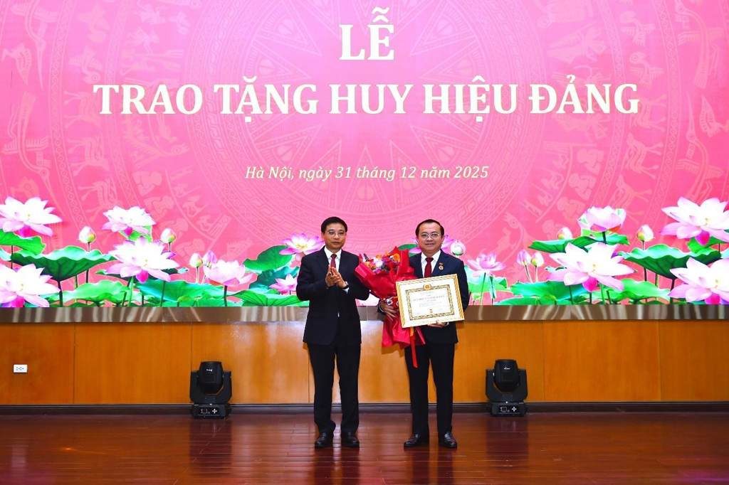 A group of men on a stage  AI-generated content may be incorrect.