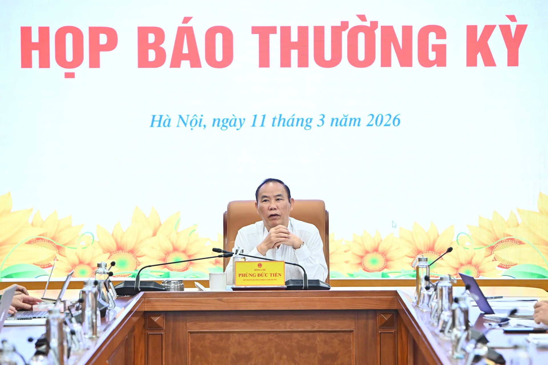 Thứ trưởng Phùng Đức Tiến chủ trì Họp báo thường kỳ của Bộ Nông nghiệp và Môi trường ngày 11/3. Ảnh: Tùng Đinh.