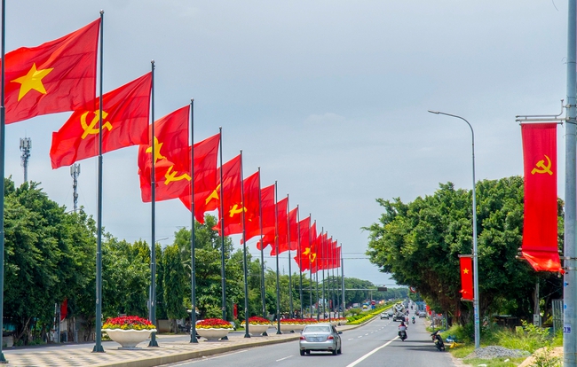 Quảng Trị đẩy mạnh tuy&ecirc;n truyền cổ động trực quan mừng Đảng, mừng Xu&acirc;n v&agrave; ch&agrave;o mừng Đại hội XIV của Đảng - Ảnh 1.