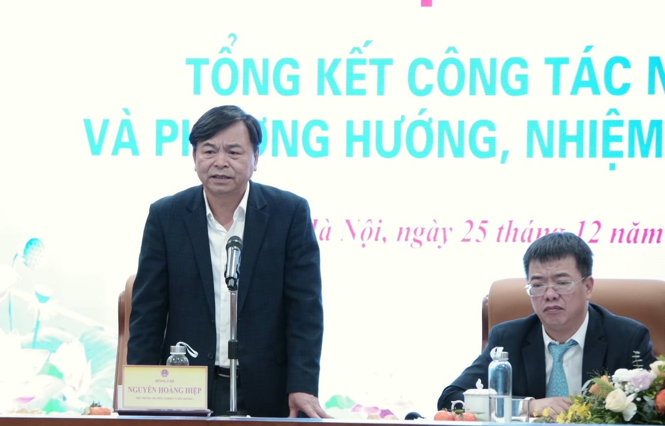 Thứ trưởng Nguyễn Ho&agrave;ng Hiệp đ&aacute;nh gi&aacute; cao kết quả to&agrave;n diện trong c&ocirc;ng t&aacute;c quản l&yacute; t&agrave;i nguy&ecirc;n nước năm 2025. Ảnh: Nguyễn Thủy.