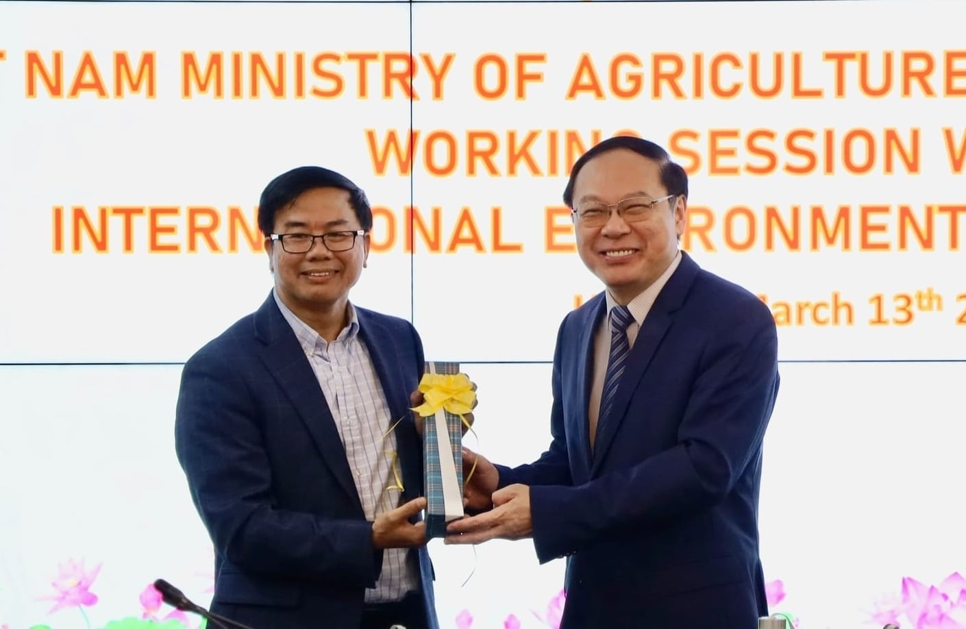 Thứ trưởng Lê Công Thành tặng quà lưu niệm cho đại diện đoàn chuyên gia quốc tế. Ảnh: Phương Linh.