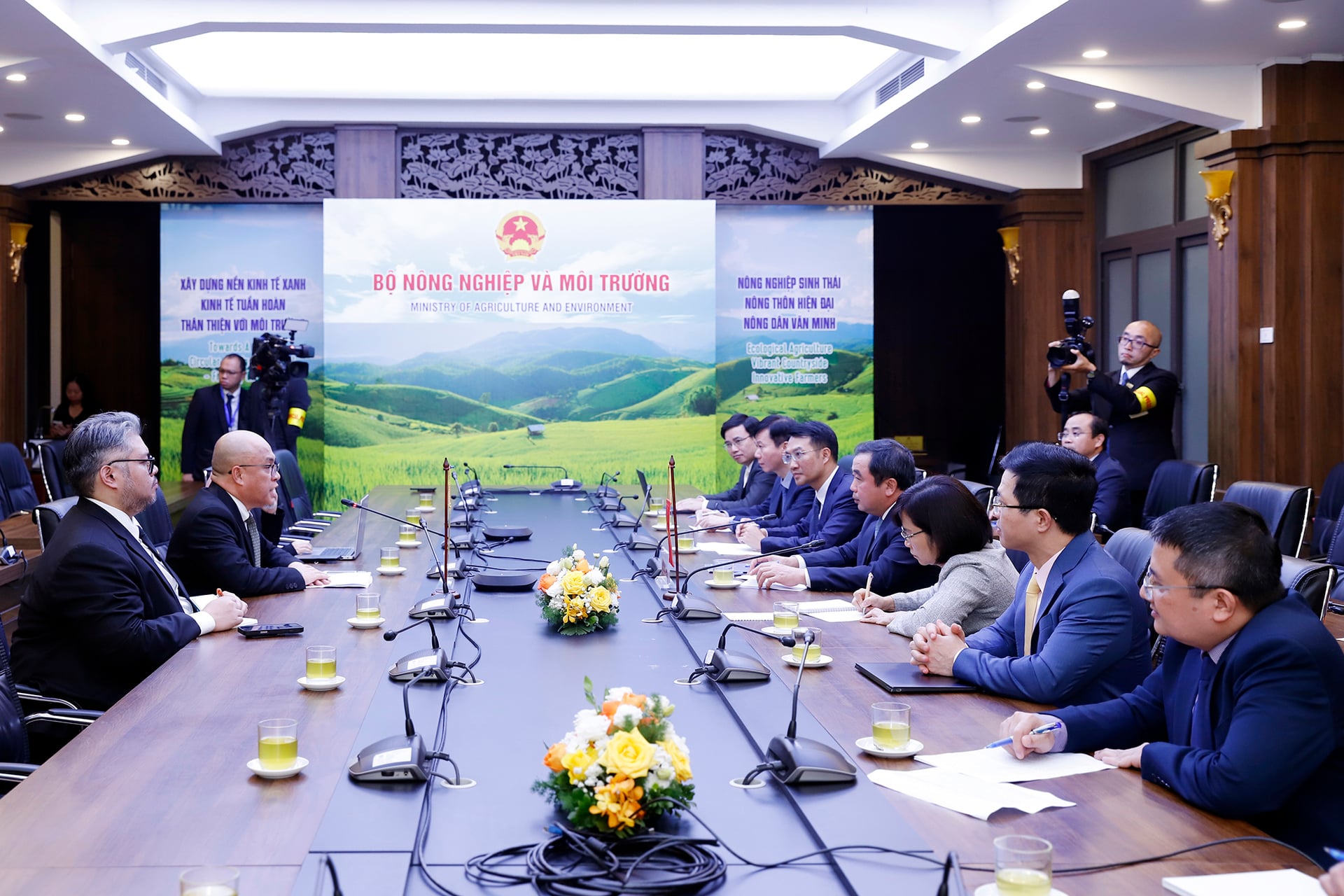 Trong khuôn khổ chuyến thăm cấp Nhà nước tới Việt Nam từ ngày 30/11 đến 2/12/2025 của Quốc vương Brunei Darussalam Haji Hassanal Bolkiah, Bộ trưởng Bộ Nông nghiệp và Môi trường Trần Đức Thắng đã tiếp và làm việc với Bộ trưởng Tài nguyên cơ bản và Du lịch Brunei Darussalam Dato DR. Abdul Manaf Metussin. Ảnh: Khương Trung. Trong khuôn khổ chuyến thăm cấp Nhà nước tới Việt Nam từ ngày 30/11 đến 2/12/2025 của Quốc vương Brunei Darussalam Haji Hassanal Bolkiah, Bộ trưởng Bộ Nông nghiệp và Môi trường Trần Đức Thắng đã tiếp và làm việc với Bộ trưởng Tài nguyên cơ bản và Du lịch Brunei Darussalam Dato DR. Abdul Manaf Metussin. Ảnh: Khương Trung.