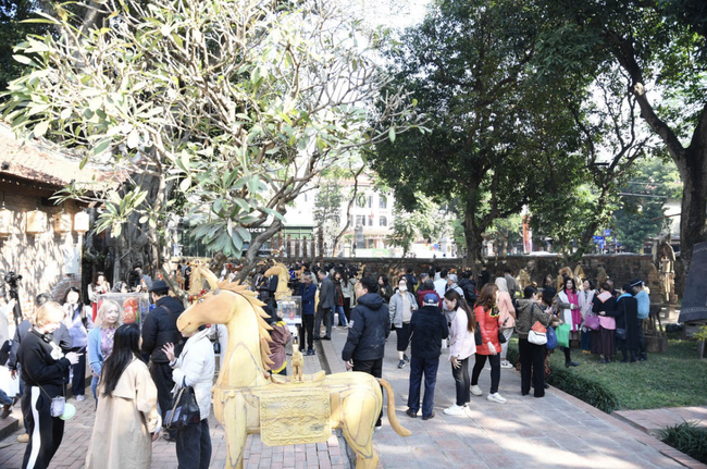 &ldquo;Ngựa về phố&rdquo;: sắc xu&acirc;n B&iacute;nh Ngọ trong kh&ocirc;ng gian Văn Miếu &ndash; Quốc Tử Gi&aacute;m - Ảnh 12.