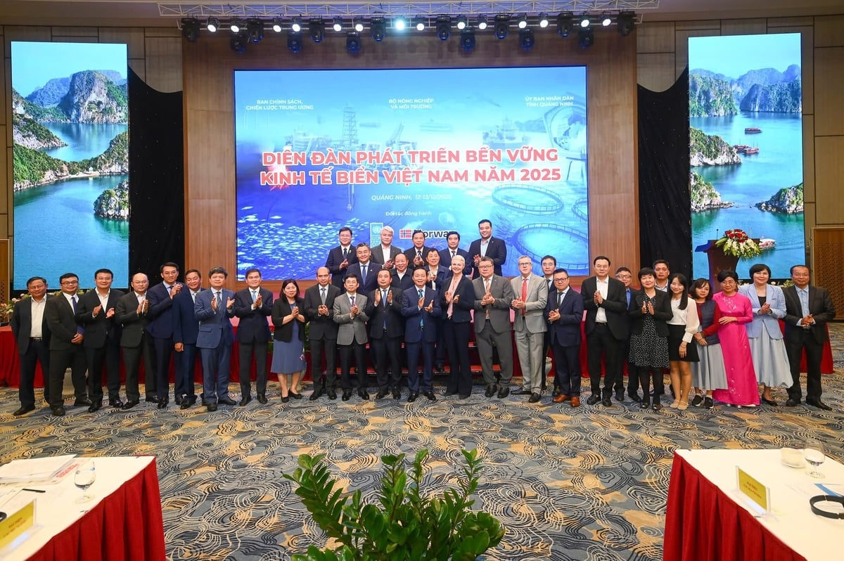 Phó Thủ tướng Chính phủ Trần Hồng Hà chụp ảnh lưu niệm với các đại biểu tham dự Diễn đàn. Ảnh: Tùng Đinh. Phó Thủ tướng Chính phủ Trần Hồng Hà chụp ảnh lưu niệm với các đại biểu tham dự Diễn đàn. Ảnh: Tùng Đinh.